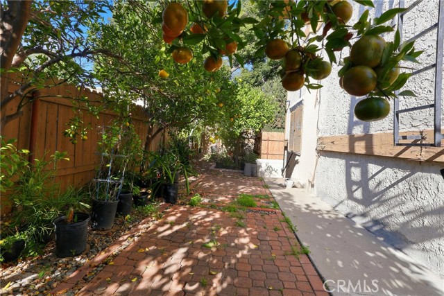 Detail Gallery Image 25 of 26 For 105 N El Molino St #E,  Alhambra,  CA 91801 - 2 Beds | 2/1 Baths