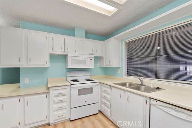 Kitchen w/cabinet and built in table