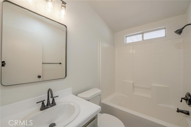 16307 Wimbleton Drive, Victorville CA: https://media.crmls.org/medias/1650ba83-c9eb-406b-86a2-87042d9d4351.jpg