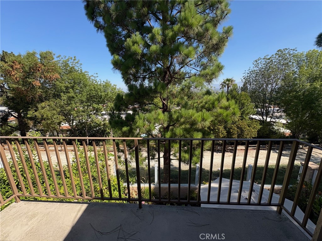 https://media.crmls.org/medias/16514e85-7a5a-4a70-ae61-9887d23abd97.jpg?preset=X-Large