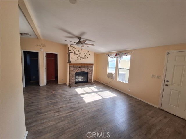 350 E San Jacinto Avenue, Perris CA: https://media.crmls.org/medias/16532005-3106-4144-ad5e-93da4619ee34.jpg