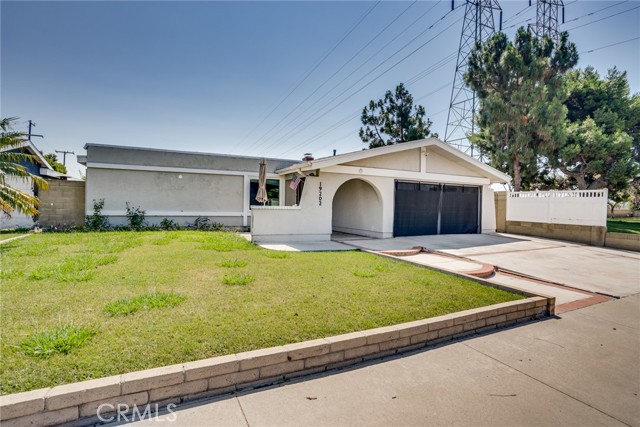 19202 Hickory Lane, Huntington Beach CA: https://media.crmls.org/medias/165361cc-b379-49e5-acec-a85c2f9a1e43.jpg