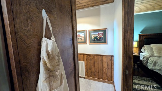 Detail Gallery Image 12 of 35 For 2552 Catalina Dr, Running Springs,  CA 92382 - 3 Beds | 2/1 Baths