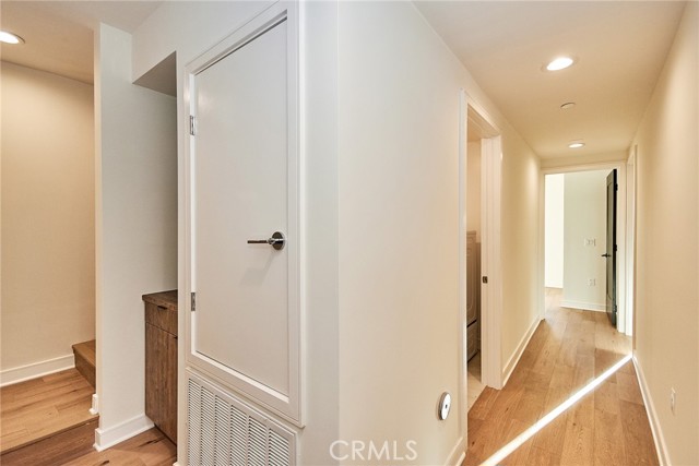 1050 N Joels Place, Los Angeles CA: https://media.crmls.org/medias/16567ed1-66df-4a34-a823-a89944b7581e.jpg