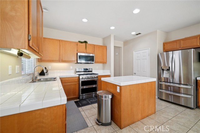 27872 Almont Way, Menifee CA: https://media.crmls.org/medias/1656983e-abcd-4614-bb18-5f27c4d1e3cf.jpg