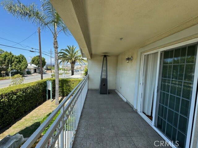1927 Cloverfield Boulevard, Santa Monica CA: https://media.crmls.org/medias/165e411e-c528-433a-8dfa-fcf87c966388.jpg