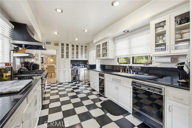 Detail Gallery Image 7 of 38 For 2072 Coldwater Canyon, Beverly Hills,  CA 90210 - 4 Beds | 4/1 Baths