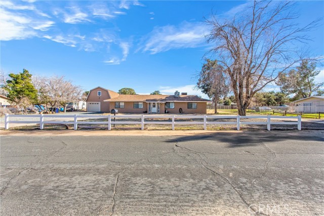 Detail Gallery Image 4 of 45 For 13447 Iroquois Rd, Apple Valley,  CA 92308 - 4 Beds | 3 Baths