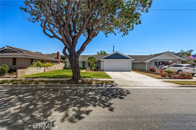 5852 Raphael Drive, Huntington Beach CA: https://media.crmls.org/medias/16640412-d9cd-4b2d-8d59-e3b626d6d669.jpg