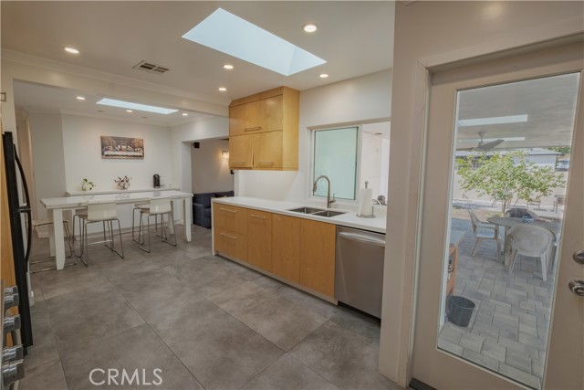 Detail Gallery Image 10 of 49 For 6641 Gerald Ave, Van Nuys,  CA 91406 - 4 Beds | 2 Baths
