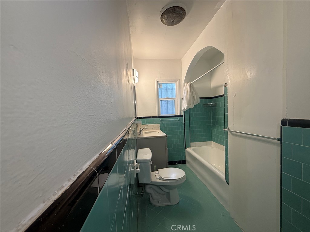 https://media.crmls.org/medias/1668caa2-b00a-4a25-a33c-17a3176a88e7.jpg?preset=X-Large