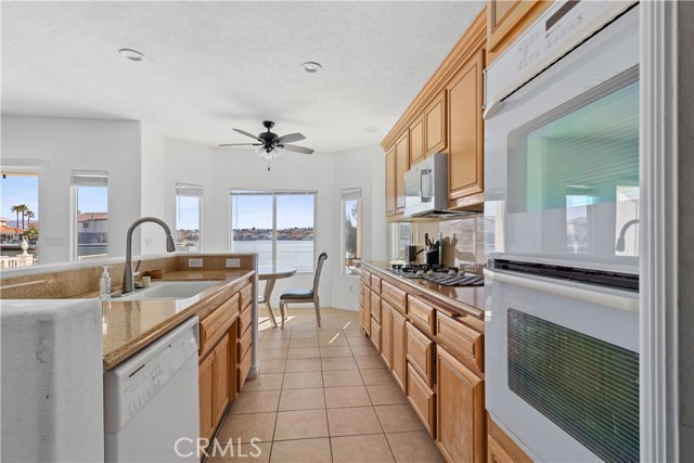 18075 Lakeview Drive, Victorville CA: https://media.crmls.org/medias/166c3487-d5f4-4b90-be4d-f68bbefc99b9.jpg