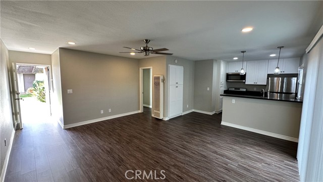 Detail Gallery Image 2 of 15 For 2312 Santa Ana Ave #B,  Costa Mesa,  CA 92627 - 2 Beds | 1 Baths