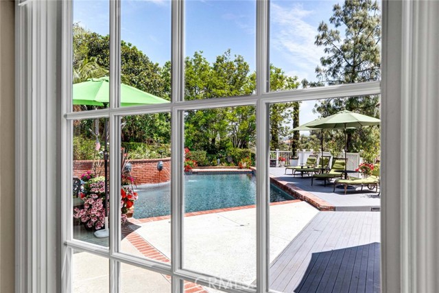 10302 Broadview Place, North Tustin CA: https://media.crmls.org/medias/166e6894-a319-49a8-9dec-3e0f79b522b1.jpg