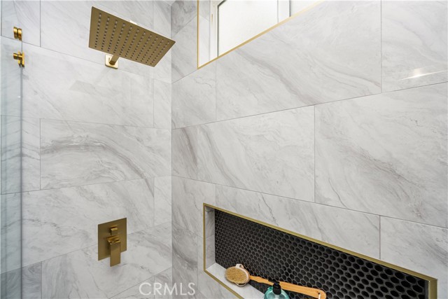 6005 S La Brea Avenue, Los Angeles CA: https://media.crmls.org/medias/166ec871-e1b1-4e86-858d-f586debf3403.jpg