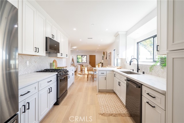 Detail Gallery Image 10 of 35 For 1719 Landis, Burbank,  CA 91504 - 6 Beds | 4 Baths