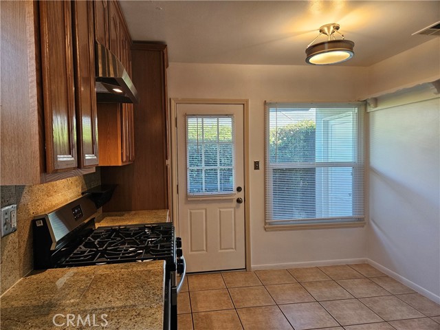 Detail Gallery Image 12 of 39 For 18237 Valley Vista Bld, Tarzana,  CA 91356 - 2 Beds | 1 Baths
