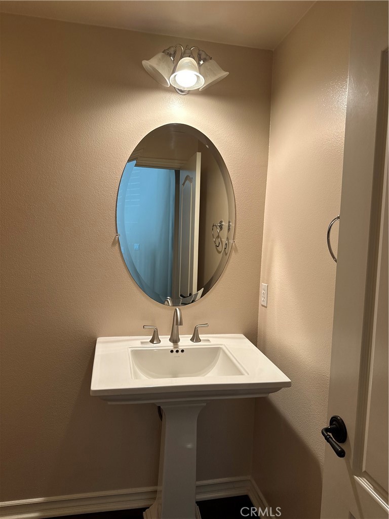https://media.crmls.org/medias/1672b16c-ad2a-4827-b216-8e8d8982929c.jpg?preset=X-Large