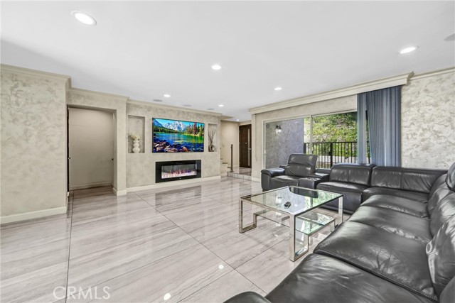 Detail Gallery Image 8 of 37 For 8038 via Pompeii, Burbank,  CA 91504 - 3 Beds | 3 Baths