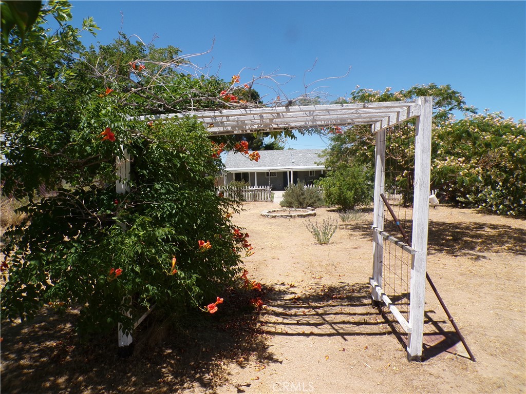 https://media.crmls.org/medias/16779e03-e9a8-444e-8851-1a766db558df.jpg?preset=X-Large