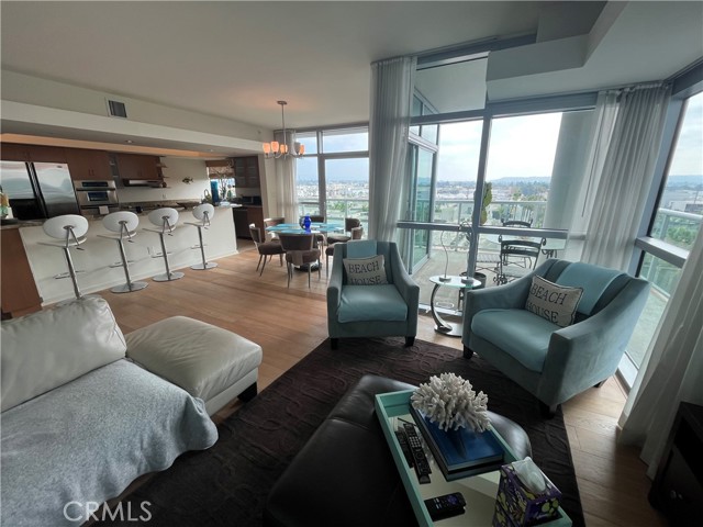 13700 Marina Pointe Drive, Marina del Rey CA: https://media.crmls.org/medias/167a0423-d552-4518-907f-6f431e48da85.jpg