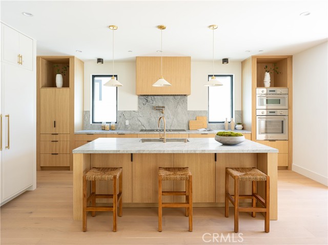 Detail Gallery Image 6 of 39 For 4936 Strohm Ave, Toluca Lake,  CA 91601 - 6 Beds | 6/1 Baths
