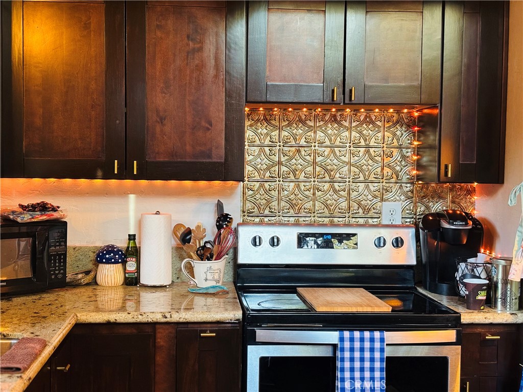 https://media.crmls.org/medias/167bf377-c81f-4ded-aee0-1d5384f29519.jpg?preset=X-Large