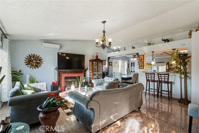 Detail Gallery Image 4 of 27 For 10531 Elm, Bloomington,  CA 92316 - 3 Beds | 2 Baths