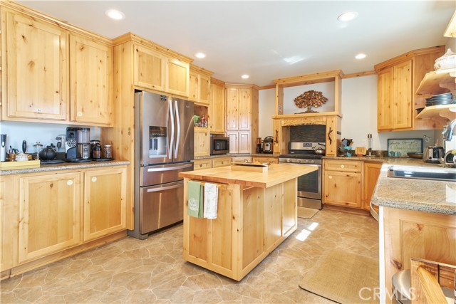 Detail Gallery Image 5 of 53 For 448 Edgemoor Rd, Big Bear Lake,  CA 92315 - 7 Beds | 4/1 Baths