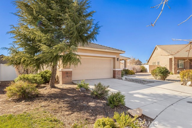 Detail Gallery Image 2 of 35 For 8466 Hoover Ct, Oak Hills,  CA 92344 - 3 Beds | 2 Baths