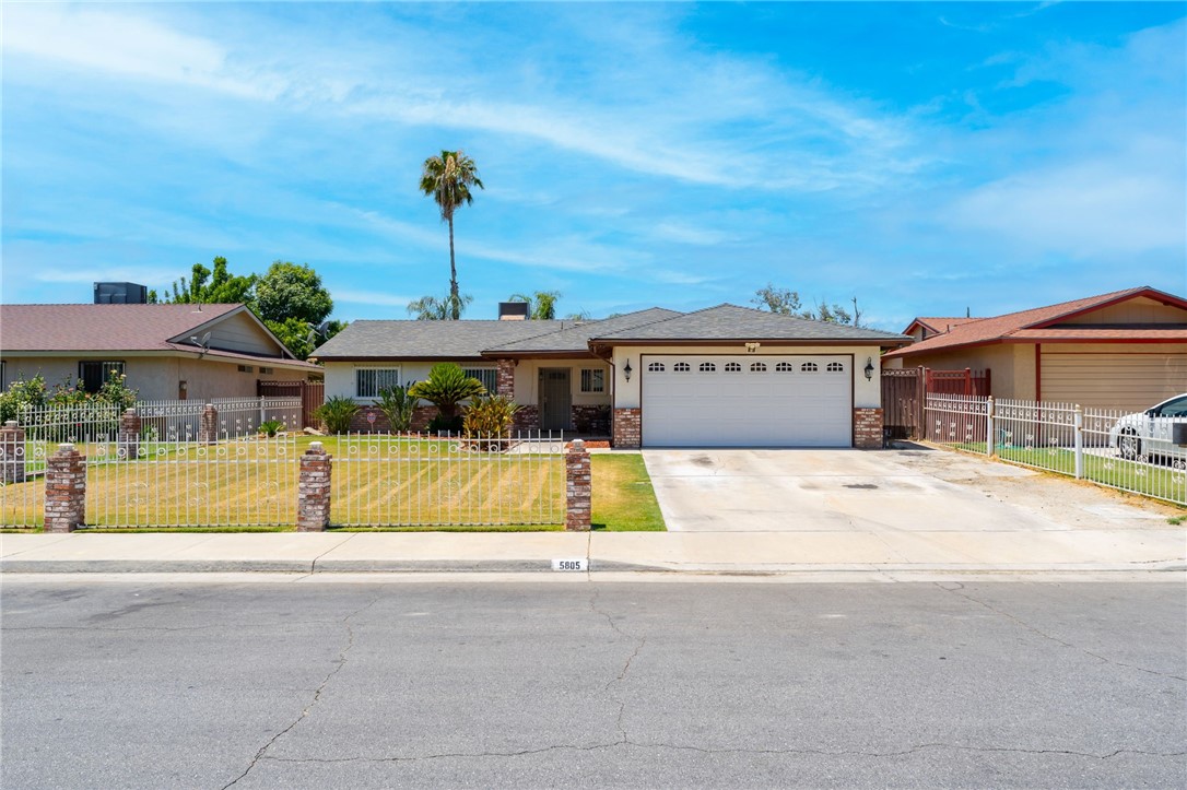 Detail Gallery Image 1 of 32 For 5805 Lisa Ct, Bakersfield,  CA 93304 - 3 Beds | 2 Baths