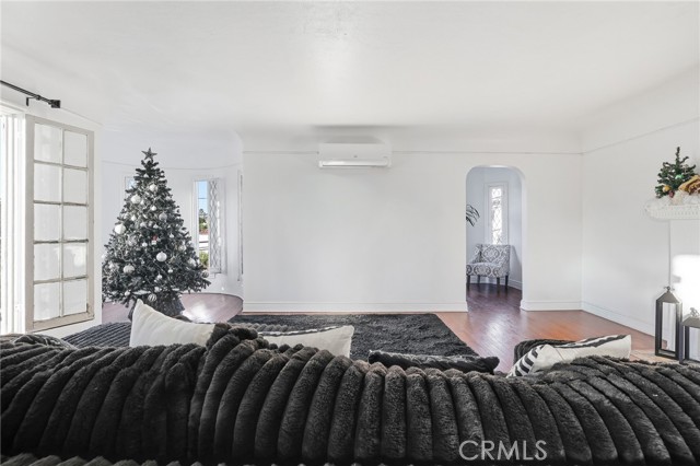 Detail Gallery Image 6 of 26 For 4916 W 12th St, Los Angeles,  CA 90019 - 6 Beds | 4 Baths