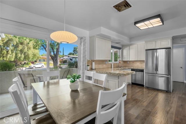23701 Clarendon Street, Woodland Hills CA: https://media.crmls.org/medias/16890dcb-13bd-4f38-9757-96f416fec913.jpg