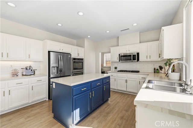 Detail Gallery Image 14 of 59 For 26451 Puffin Pl, Canyon Country,  CA 91387 - 4 Beds | 3 Baths