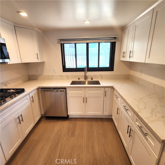Detail Gallery Image 4 of 22 For 900 Cedar St #107,  El Segundo,  CA 90245 - 2 Beds | 2 Baths