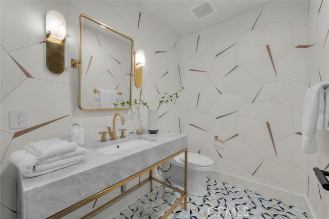 Detail Gallery Image 64 of 75 For 676 18th St, Manhattan Beach,  CA 90266 - 6 Beds | 6/2 Baths