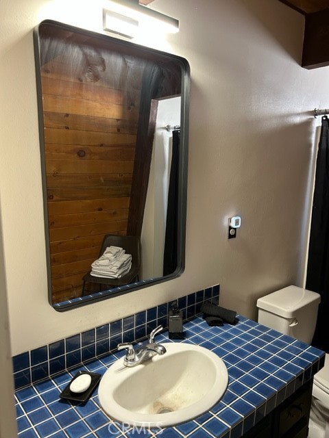 MAIN FLOOR FULL BATHROOM