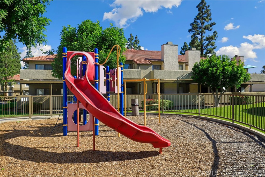 https://media.crmls.org/medias/169052a4-4e17-4b28-9f62-565e7ab5e624.jpg?preset=X-Large