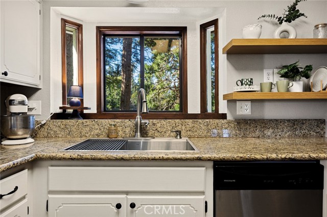 Detail Gallery Image 8 of 26 For 583 W Victoria Ct, Lake Arrowhead,  CA 92352 - 3 Beds | 2 Baths