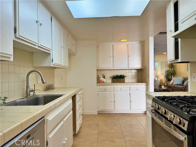 Detail Gallery Image 14 of 50 For 4177 Manhattan Beach Blvd., Lawndale,  CA 90260 - 3 Beds | 3 Baths