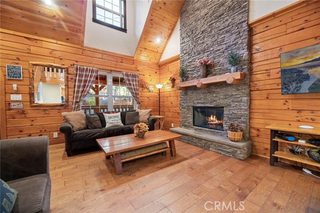 505 Barrett Way, Big Bear City CA: https://media.crmls.org/medias/169a68e8-b541-4b46-9f26-0837f45e4e7a.jpg