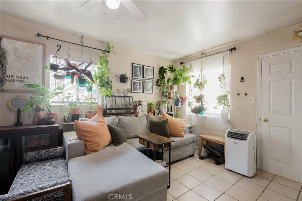 https://media.crmls.org/medias/169b7b2b-87b4-4a93-ad53-217788c8d9ea.jpg?preset=X-Large