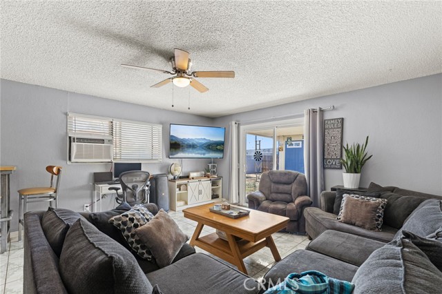 371 Claire Street, Riverside CA: https://media.crmls.org/medias/169e709f-6507-4c9a-af68-12794fd8895d.jpg
