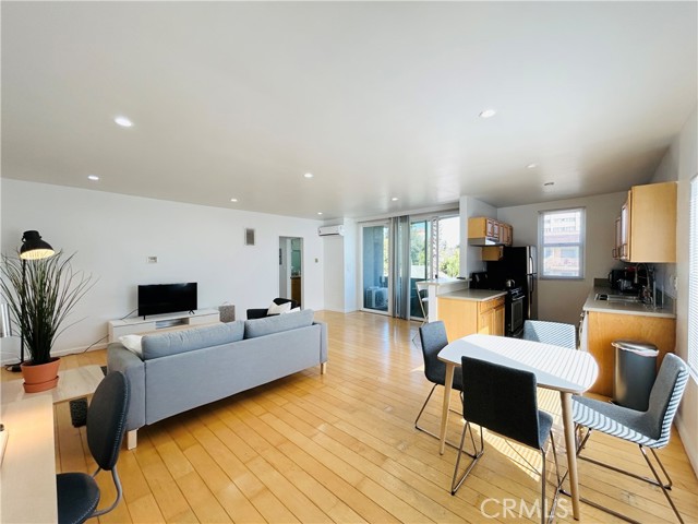 Detail Gallery Image 4 of 18 For 1114 6th St #11,  Santa Monica,  CA 90403 - 2 Beds | 2 Baths