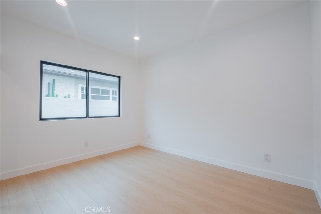 https://media.crmls.org/medias/16a1aa82-7c02-47f0-ac5d-256caf906f63.jpg?preset=X-Large