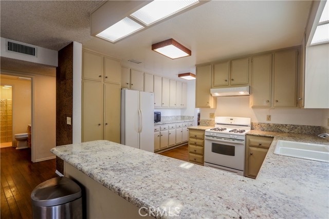 Detail Gallery Image 11 of 38 For 2226 Meadow Ln, Fullerton,  CA 92831 - 4 Beds | 2 Baths