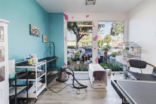 2006 E Foothill Boulevard, Pasadena CA: https://media.crmls.org/medias/16a28f20-85c1-498e-8a93-3e2804ceb60c.jpg