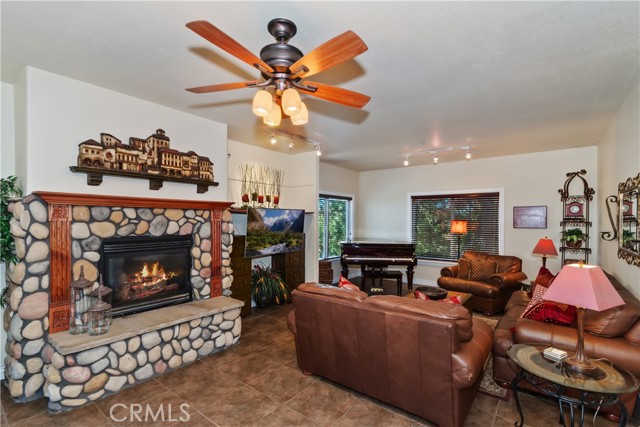 Detail Gallery Image 4 of 45 For 26589 Amador, Lake Arrowhead,  CA 92352 - 4 Beds | 3 Baths