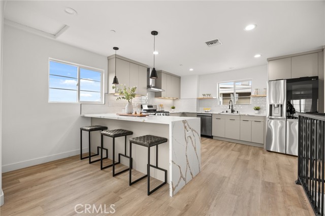 Detail Gallery Image 8 of 32 For 2391 Yorkshire Dr, Los Angeles,  CA 90065 - 3 Beds | 2/1 Baths