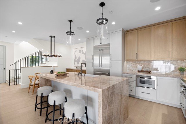 516 1/2 Larkspur Avenue, Corona del Mar CA: https://media.crmls.org/medias/16af12f8-bd14-439d-b663-369c65b804a6.jpg